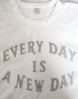 UES (ウエス)　半袖Tシャツ　652408　"NEW DAY"　ホワイト